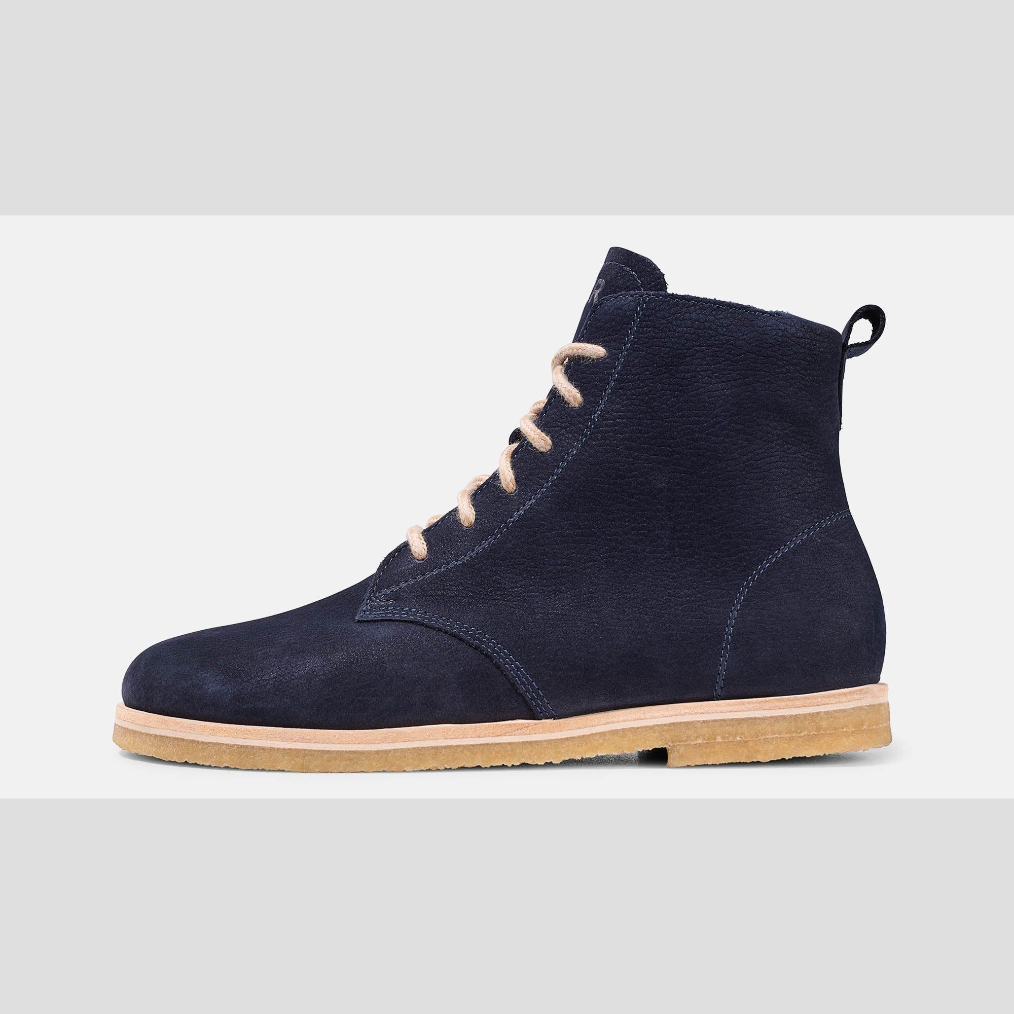 Dunkelblaue Stiefelette mit Schnürsenkeln und beiger Sohle. BÄR-Logo am Schaft. Einzelner Schuh.