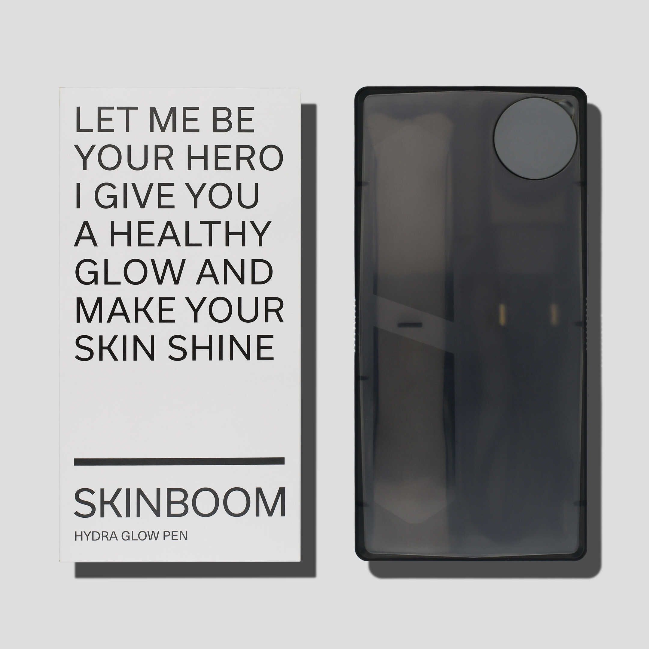 Verpackung mit SKINBOOM Hydra Glow Pen. Text: "Let me be your hero I give you a healthy glow and make your skin shine".
