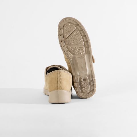 Beige Damenschuhe mit Klettverschluss und Schlangenmuster-Detail.