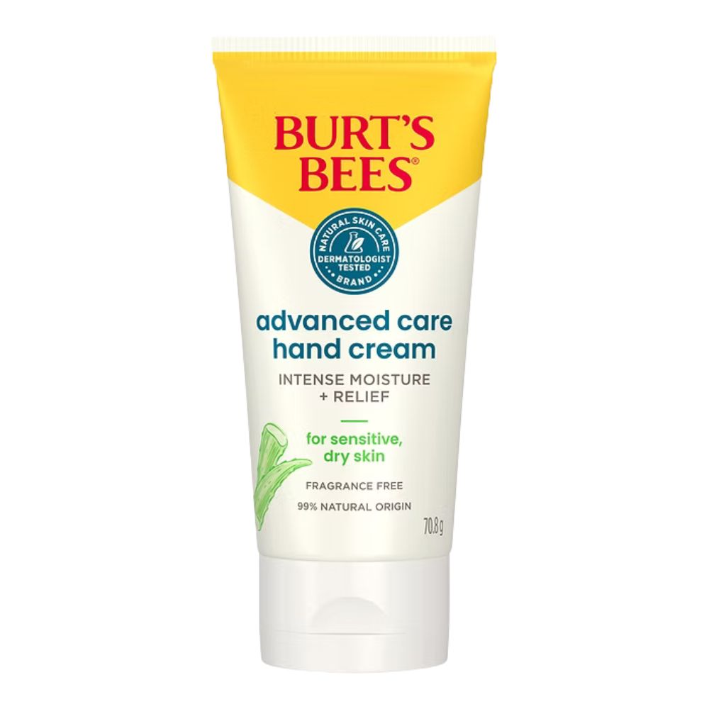 Creme-Tube mit gelbem Deckel. Aufschrift: Burt's Bees, Advanced Care Hand Cream. Für empfindliche, trockene Haut. 99% natürlichen Ursprungs.