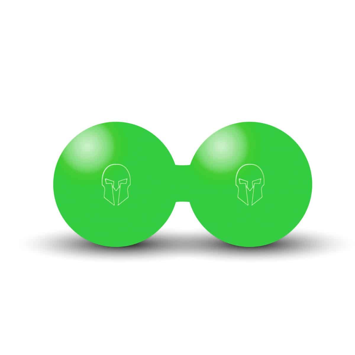 Doppelter Massageball aus Ebonit, grün. Zwei Kugeln verbunden. Jede Kugel mit weißem Helm-Symbol. Auf weißem Hintergrund.