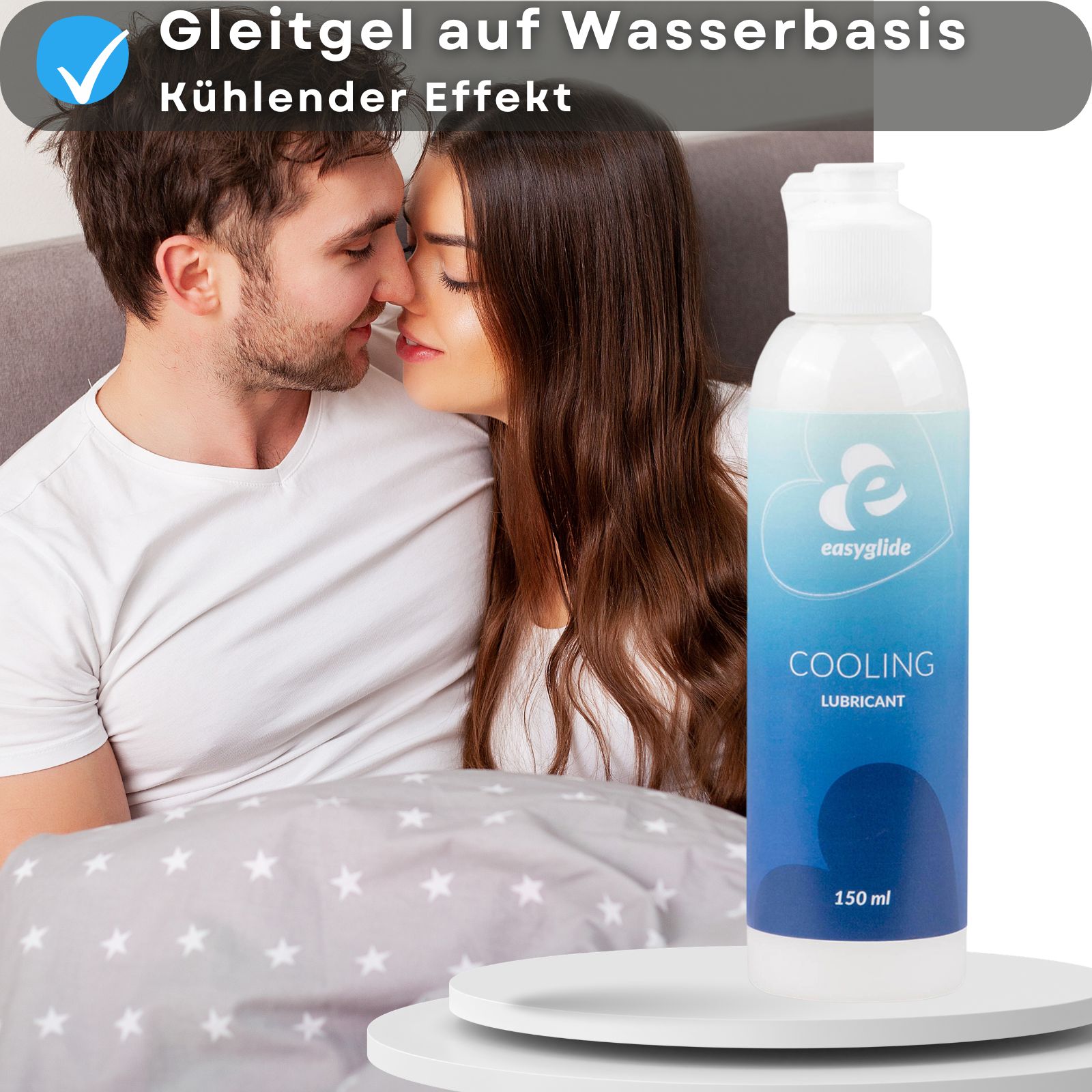 Gleitgel-Flasche neben Paar. Text: Auf Wasserbasis, kühlender Effekt.