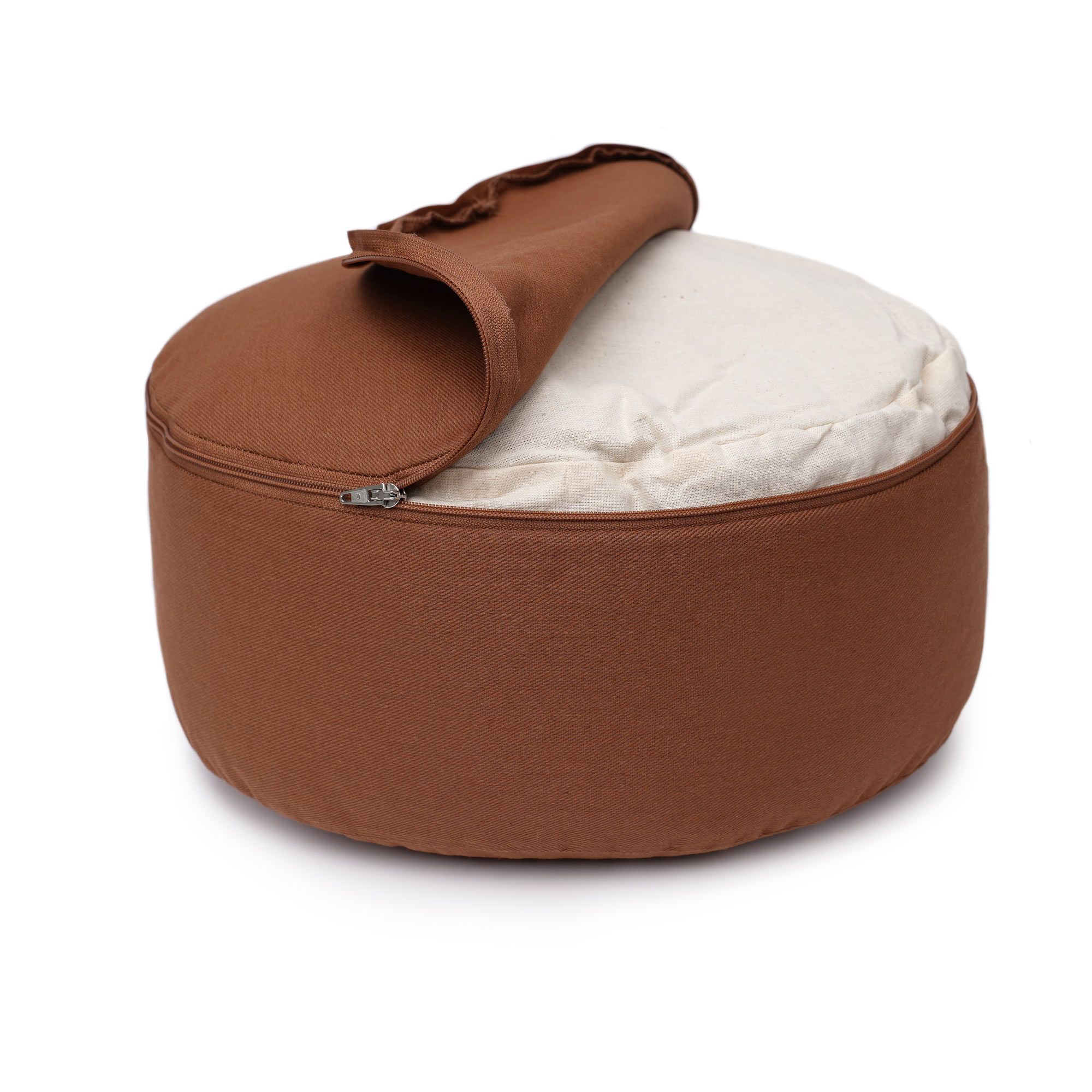 Braunes Yogakissen mit geöffnetem Bezug, Füllung sichtbar.