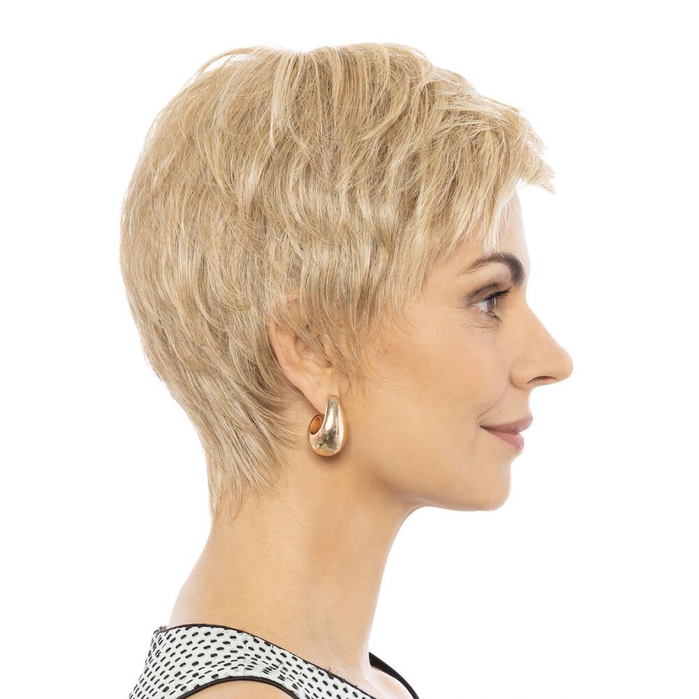 Blonde Perücke mit kurzem, gewelltem Haar. Frau mit goldenem Ohrring. Seitenansicht.