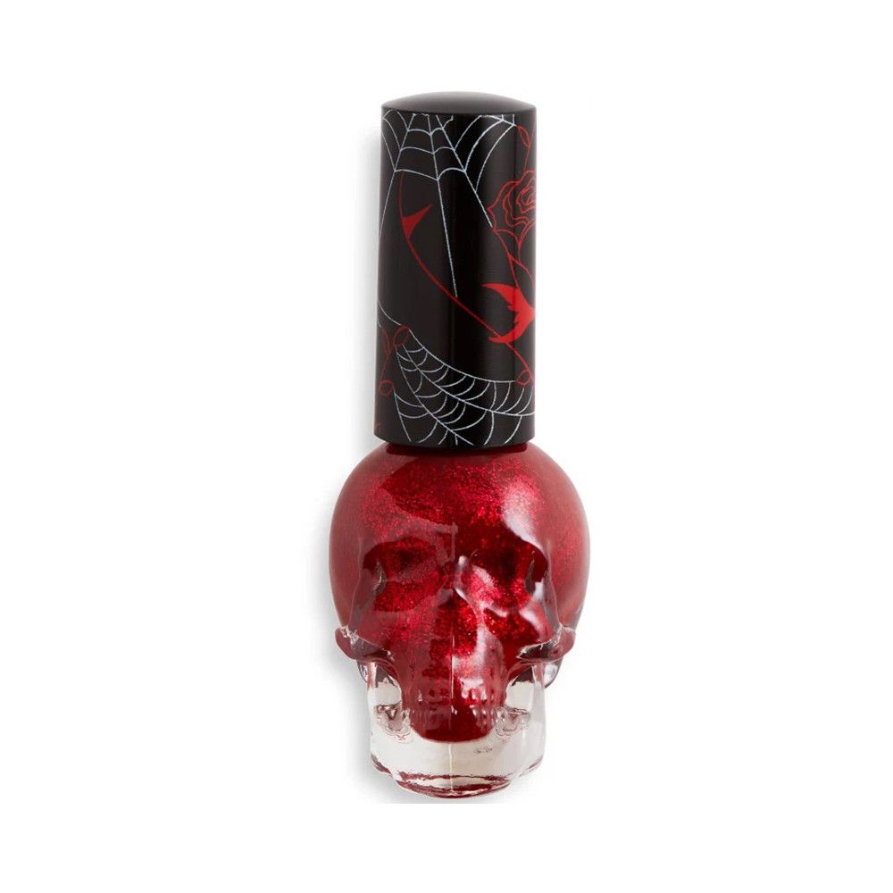 Roter Nagellack in Totenkopf-Form. Schwarzer Deckel mit Spinnennetz-Design. Glänzende, rote Flüssigkeit in einem transparenten Behälter.