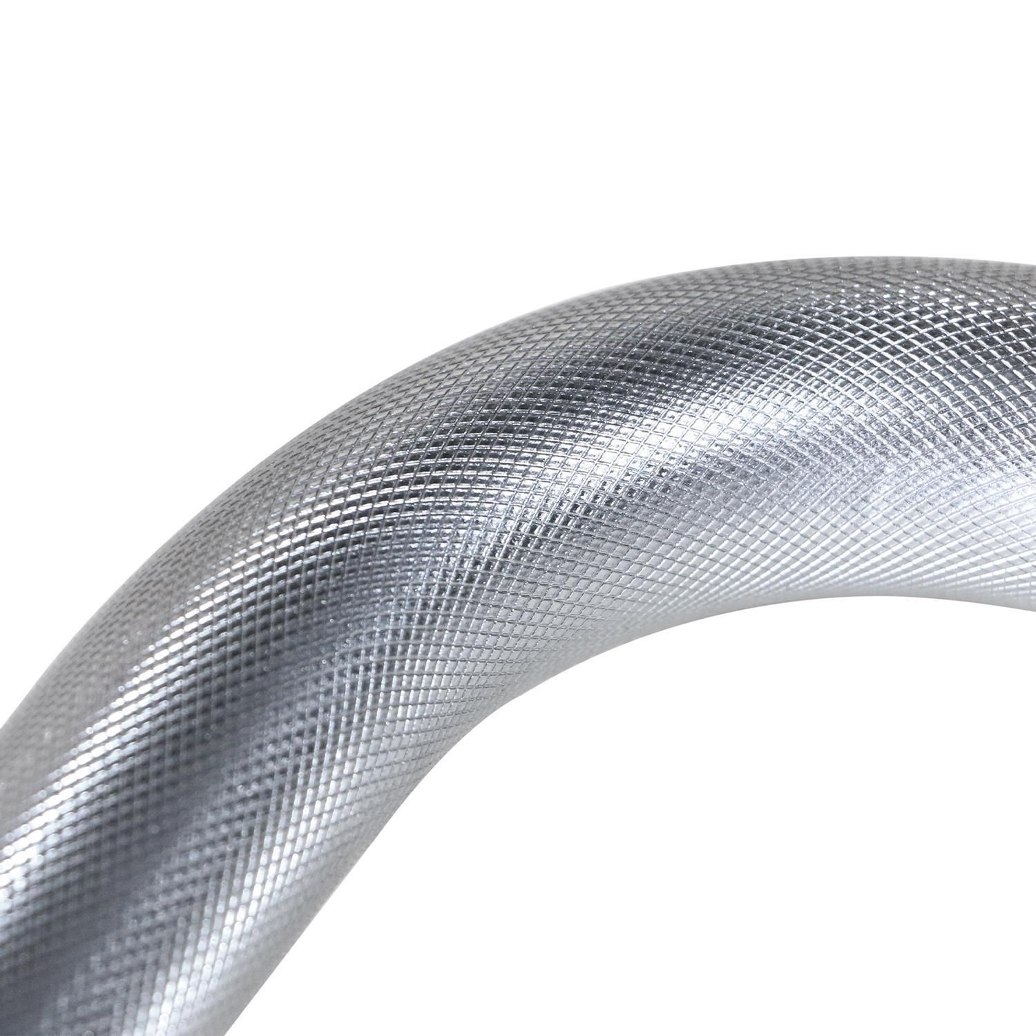 Nahaufnahme der wellenförmigen Oberfläche einer silberfarbenen SZ-Langhantel. Gerändelte Oberfläche für besseren Halt.