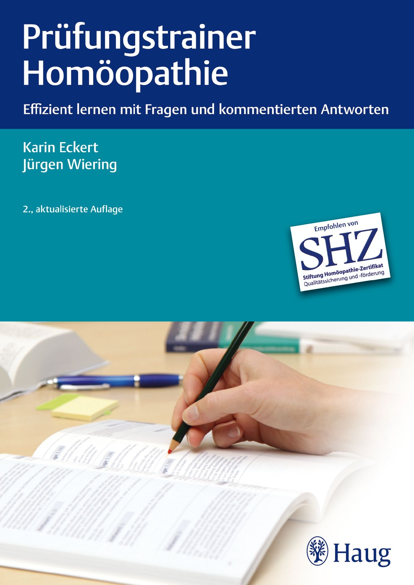 Buch 'Prüfungstrainer Homöopathie'. Titel, Autoren, Auflage. SHZ-Zertifizierung. Person schreibt mit Bleistift in Buch. Haug-Verlag.