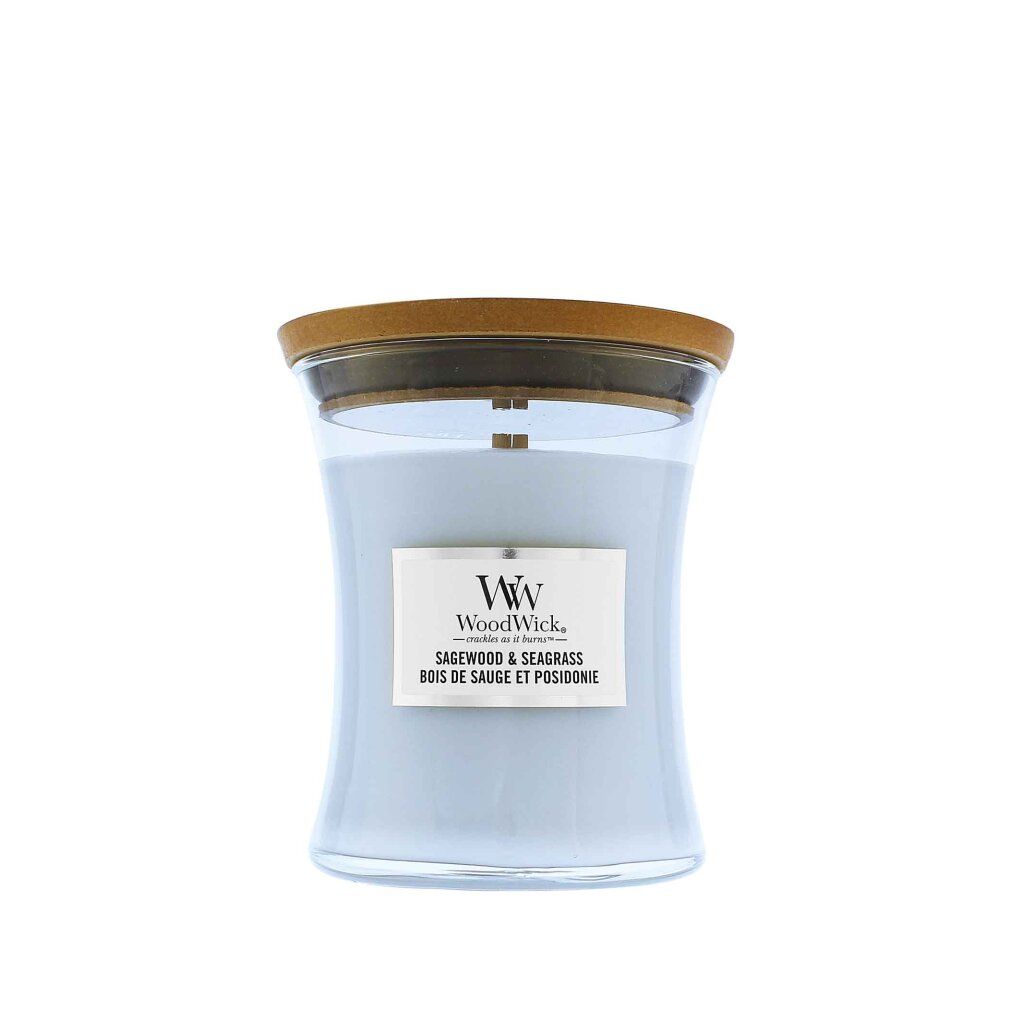 Duftkerze mit Holzdeckel. Hellblaues Glas mit Etikett: WoodWick, Sagewood & Seagrass. Docht sichtbar.