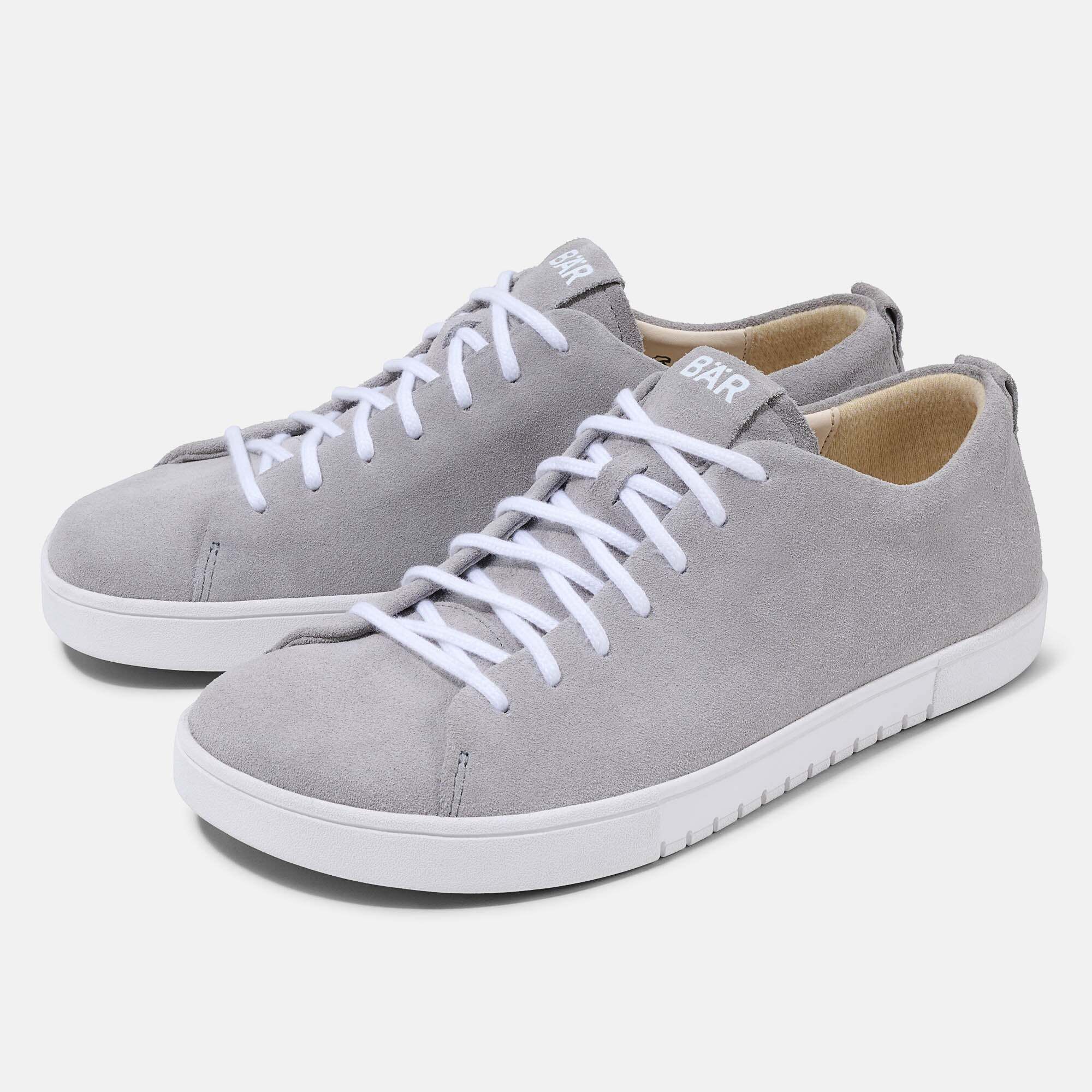 Graue BÄR Schnürschuhe aus Wildleder mit weißen Schnürsenkeln und weißer Sohle.