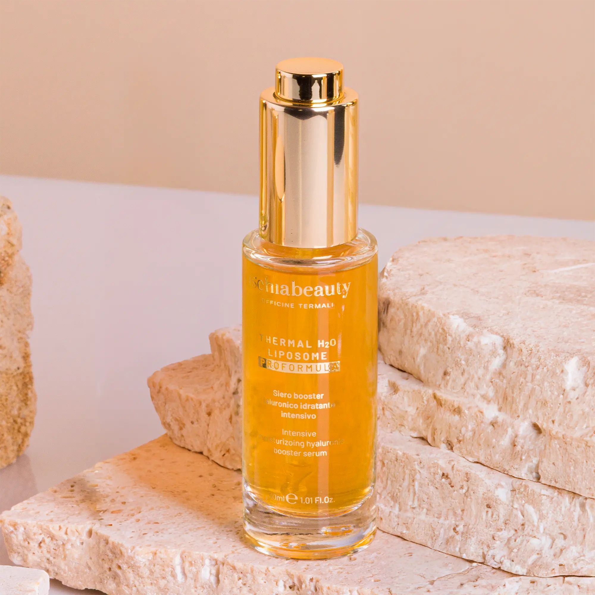 Glasflasche mit goldfarbenem Deckel. Aufschrift: ischiabeauty, Thermal H2O Liposome Proformula, Siero booster ialuronico idratante intensivo.