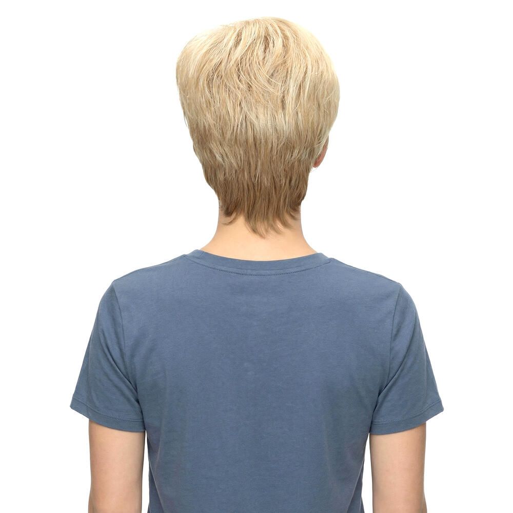 Kurzhaarperücke, blond. Rückansicht einer Frau mit blauem Oberteil.