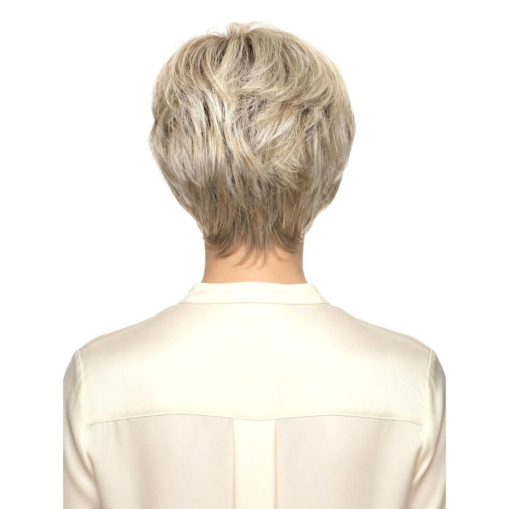 Kurzhaarperücke, blondiert, mit Pony. Rückansicht. Helles Oberteil.