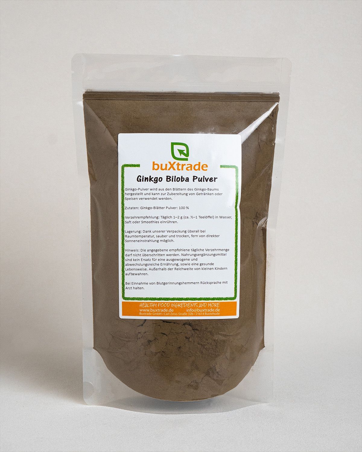 Beutel mit buXtrade Ginkgo Biloba Pulver. Transparenter Beutel mit Etikett. Braunes Pulver sichtbar.