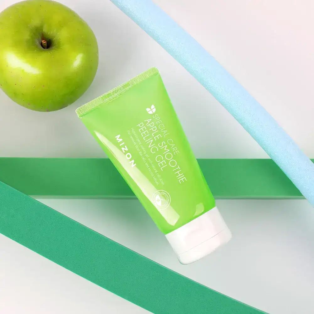 Grüne Tube mit Text: MIZON Apple Smoothie Peeling Gel. Neben Apfel und farbigen Streifen.