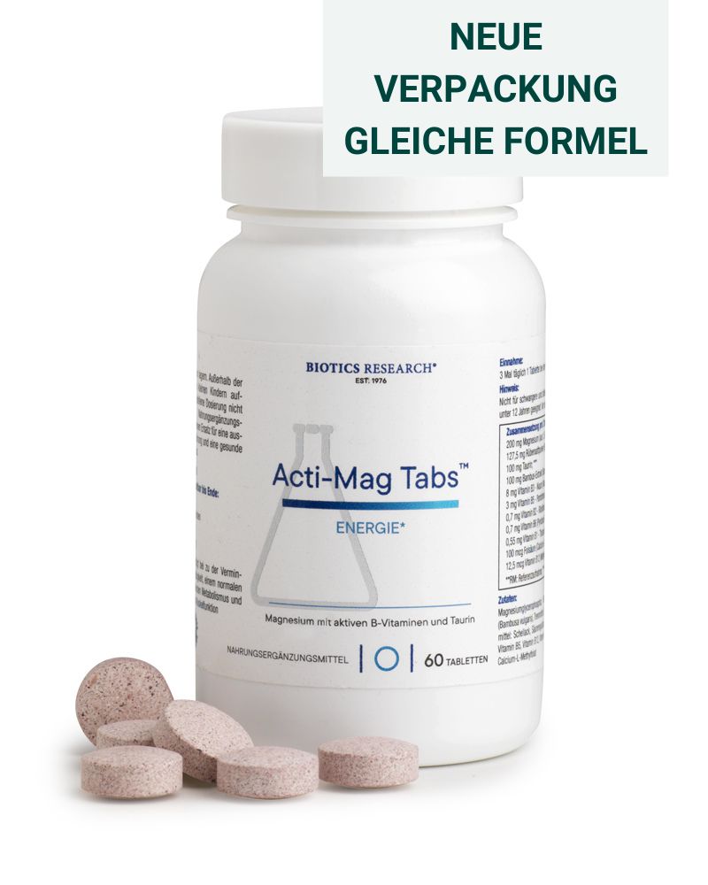 Weiße Flasche mit ACTI MAG TABS. 60 Tabletten. Aufschrift: Energie. Neue Verpackung, gleiche Formel. Einige Tabletten liegen daneben.