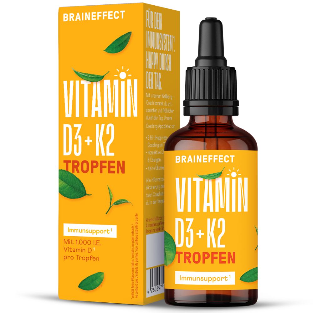 Braune Glasflasche mit schwarzem Tropfer und gelber Verpackung. Aufschrift: Vitamin D3+K2 Tropfen. Grünblatt-Dekoration.