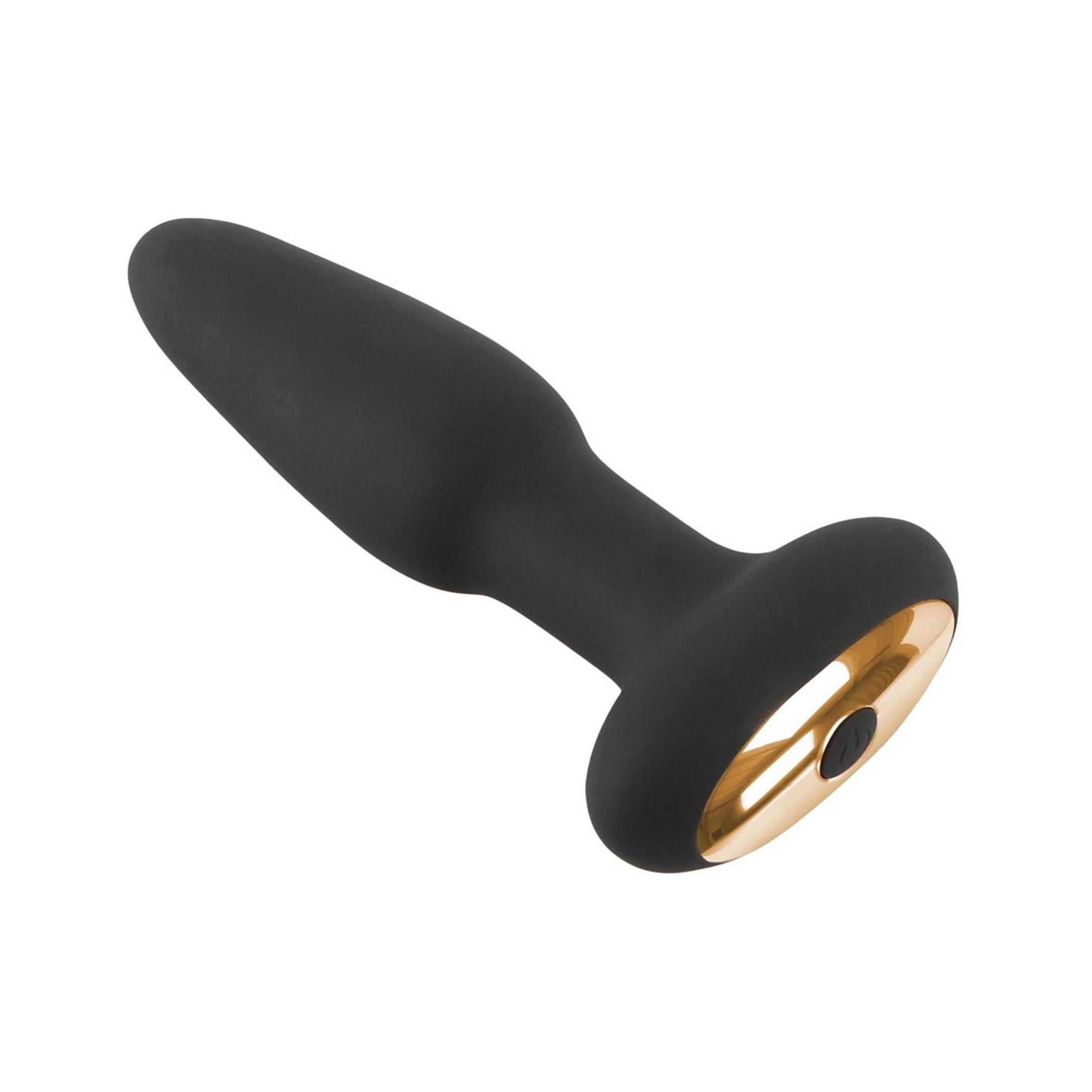 Schwarzer Analplug mit konischer Spitze und breiter Basis. Goldfarbene Basis. Schräg gestellt.