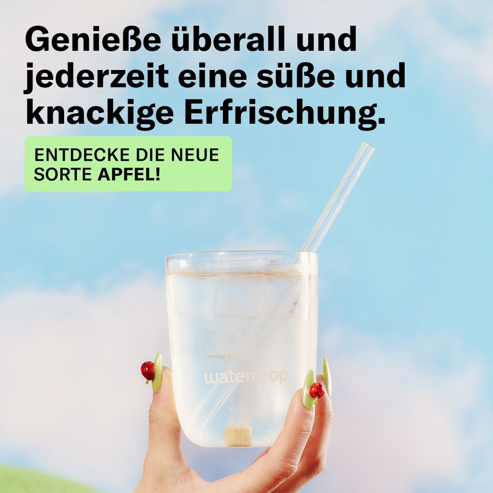 Glas mit Wasser, einem waterdrop® Würfel und Strohhalm. Aufschrift: waterdrop®. Gehalten von einer Hand mit lackierten Nägeln.