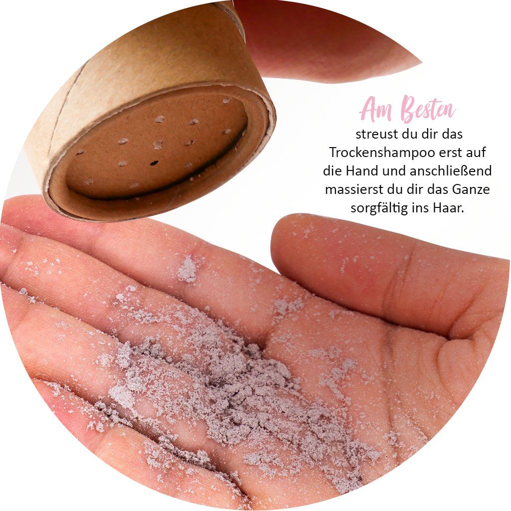 Trockenshampoo-Pulver auf Hand. Braune Pappverpackung mit Löchern. Text: "Am Besten streust du dir das Trockenshampoo erst auf die Hand..."