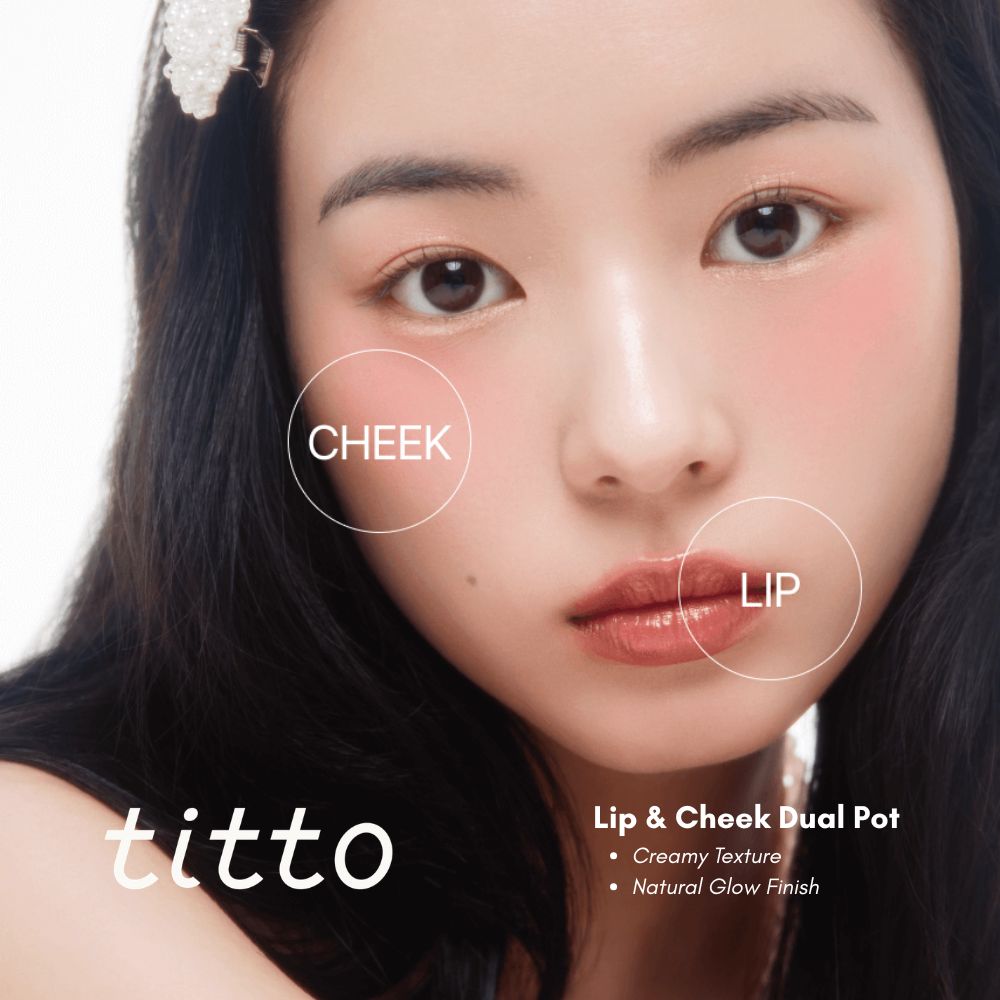 Nahaufnahme eines Gesichts mit titto Lip & Cheek Dual Pot. Produkt auf Lippen und Wangen.