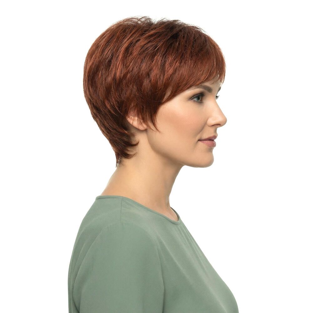 Kurzhaarperücke in Rotbraun. Seitenansicht einer Frau mit Perücke und grünem Oberteil. Profilansicht.