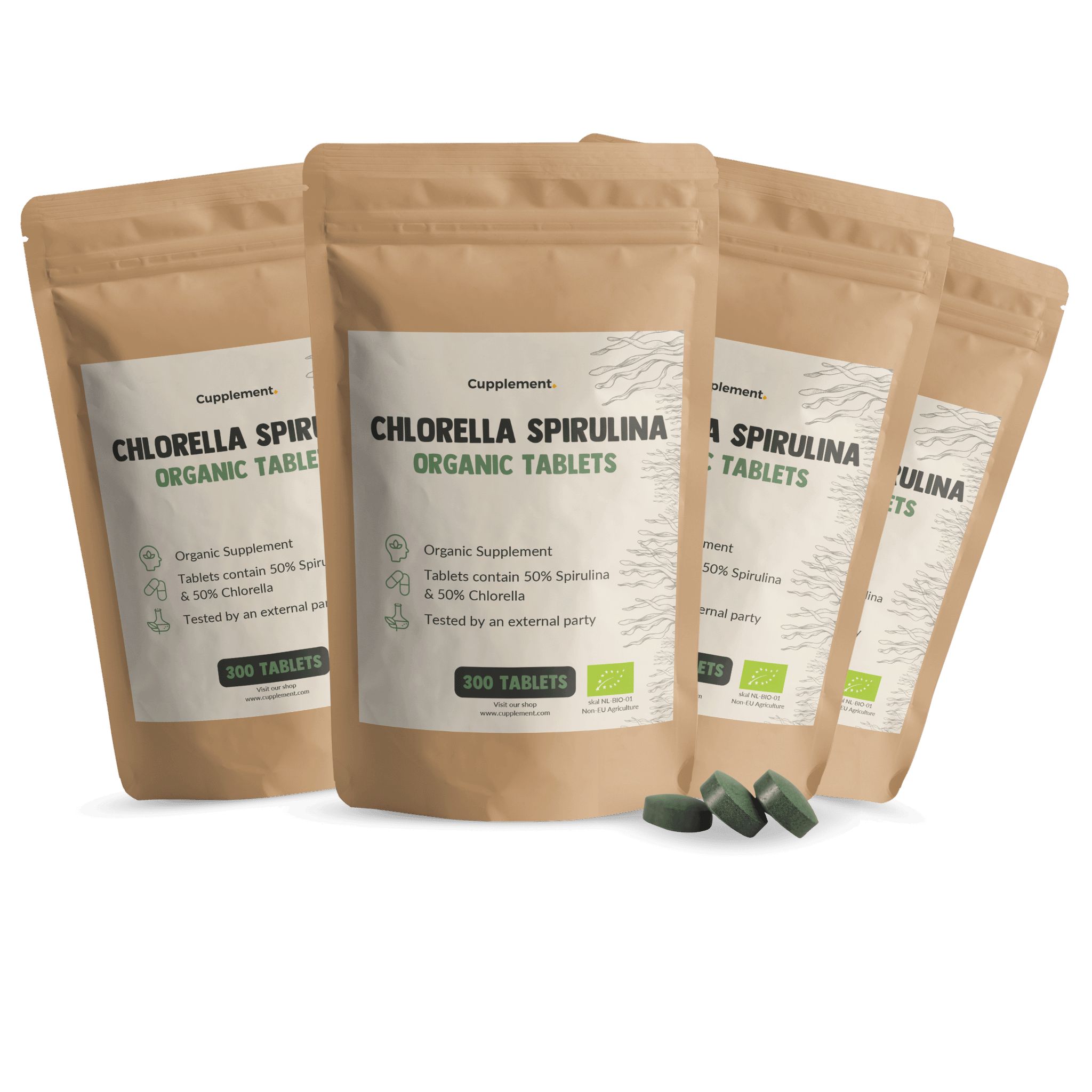 Mehrfachpackung Cupplement® Spirulina Tabletten. Braune Beutel mit weißem Etikett. 300 Tabletten. Grüne Tabletten liegen daneben.