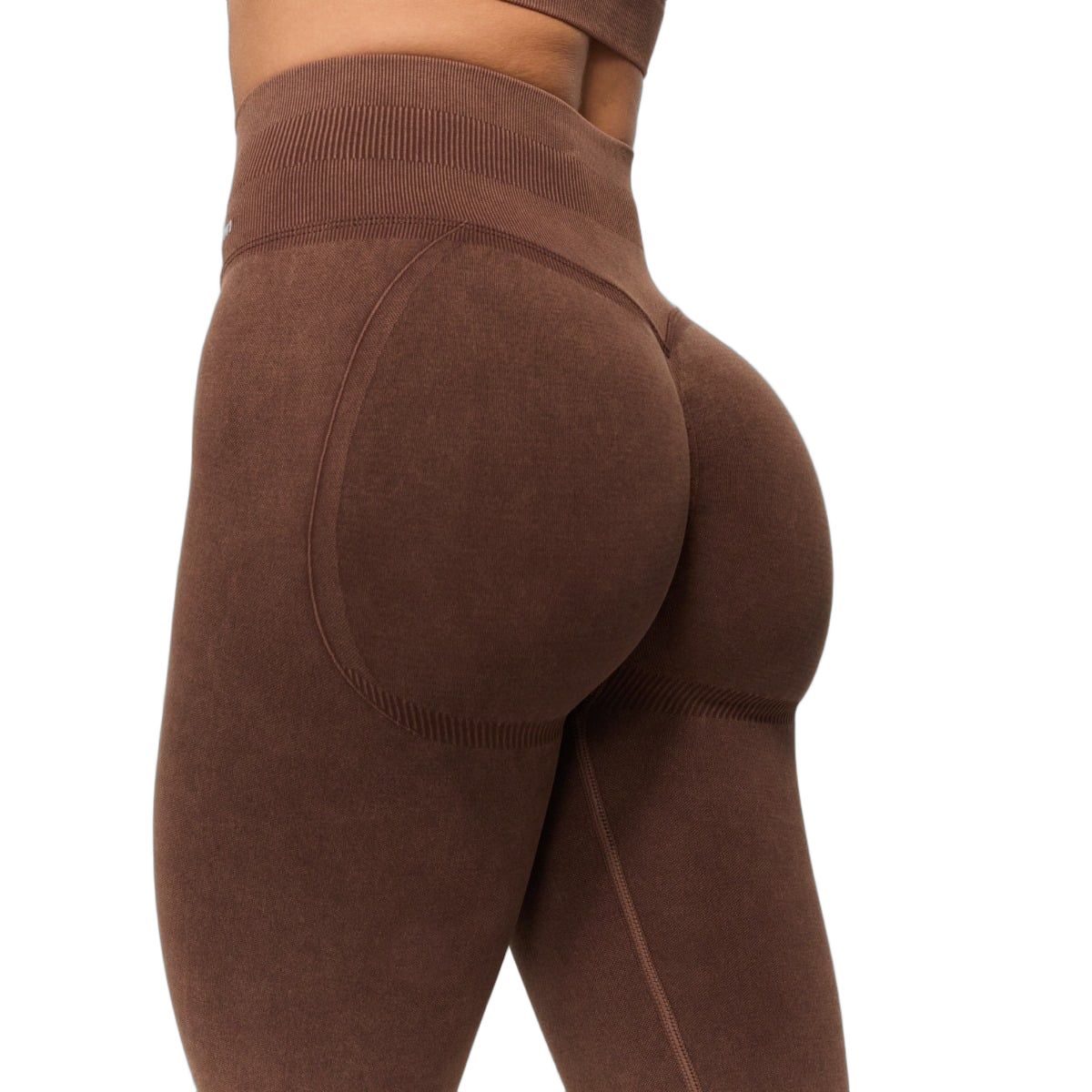 Detailansicht der Gesäßpartie von nahtlosen, braunen High-Waist-Leggings mit Push-up-Effekt.