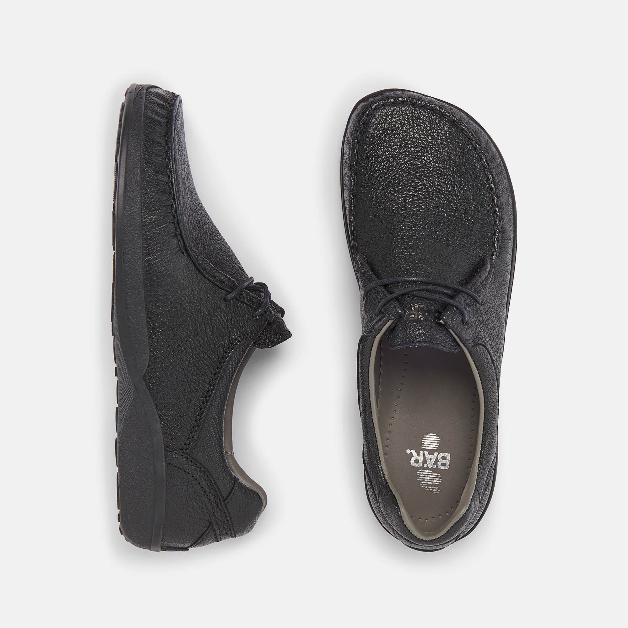 Draufsicht auf schwarze Herren-Schnürschuhe. Breite Passform. Sichtbare Nähte und Schnürsenkel. Innensohle mit Logo.