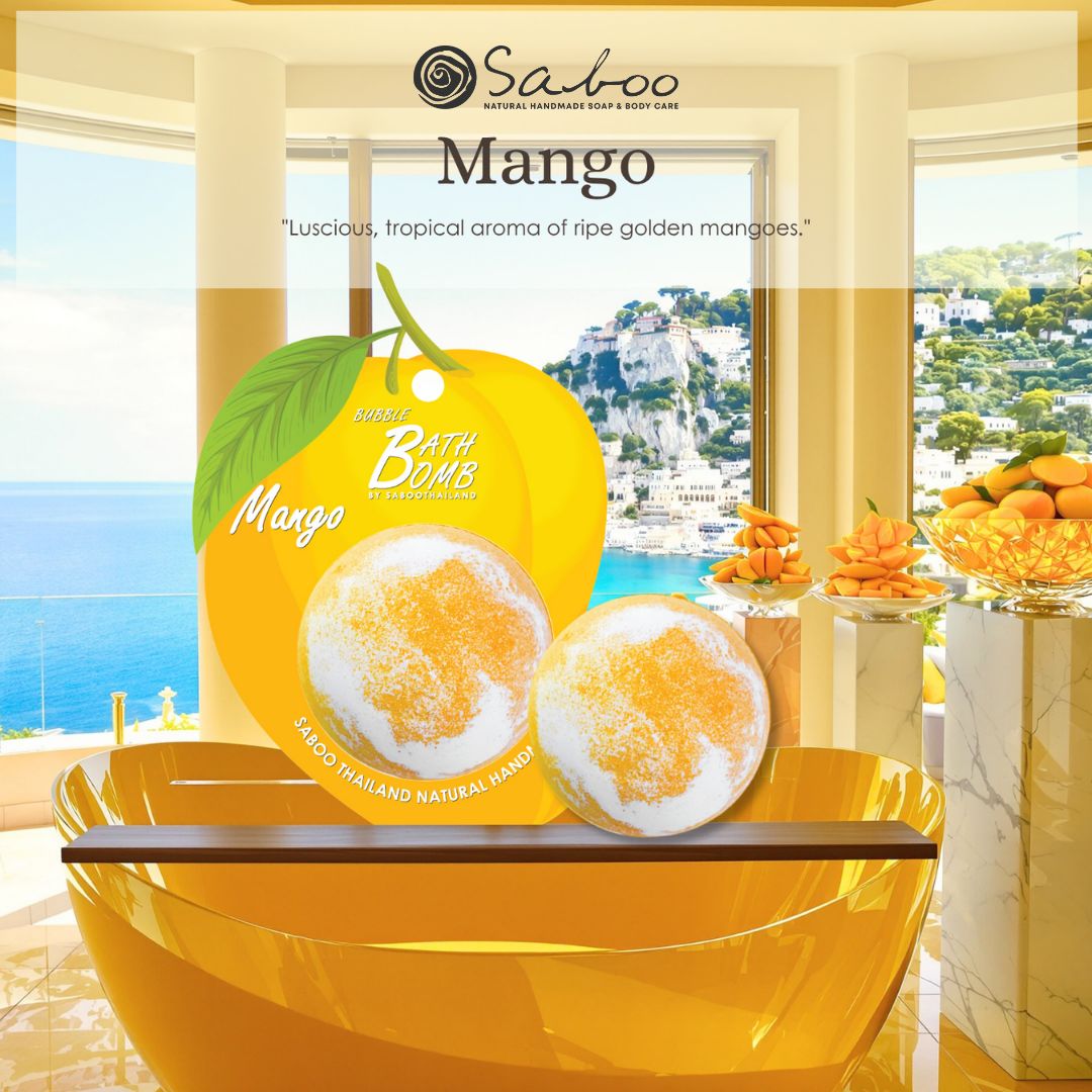 Zwei Mango-Badebomben in Verpackung. Gelbe Badewanne. Hintergrund: Landschaft mit Meer und Bergen.