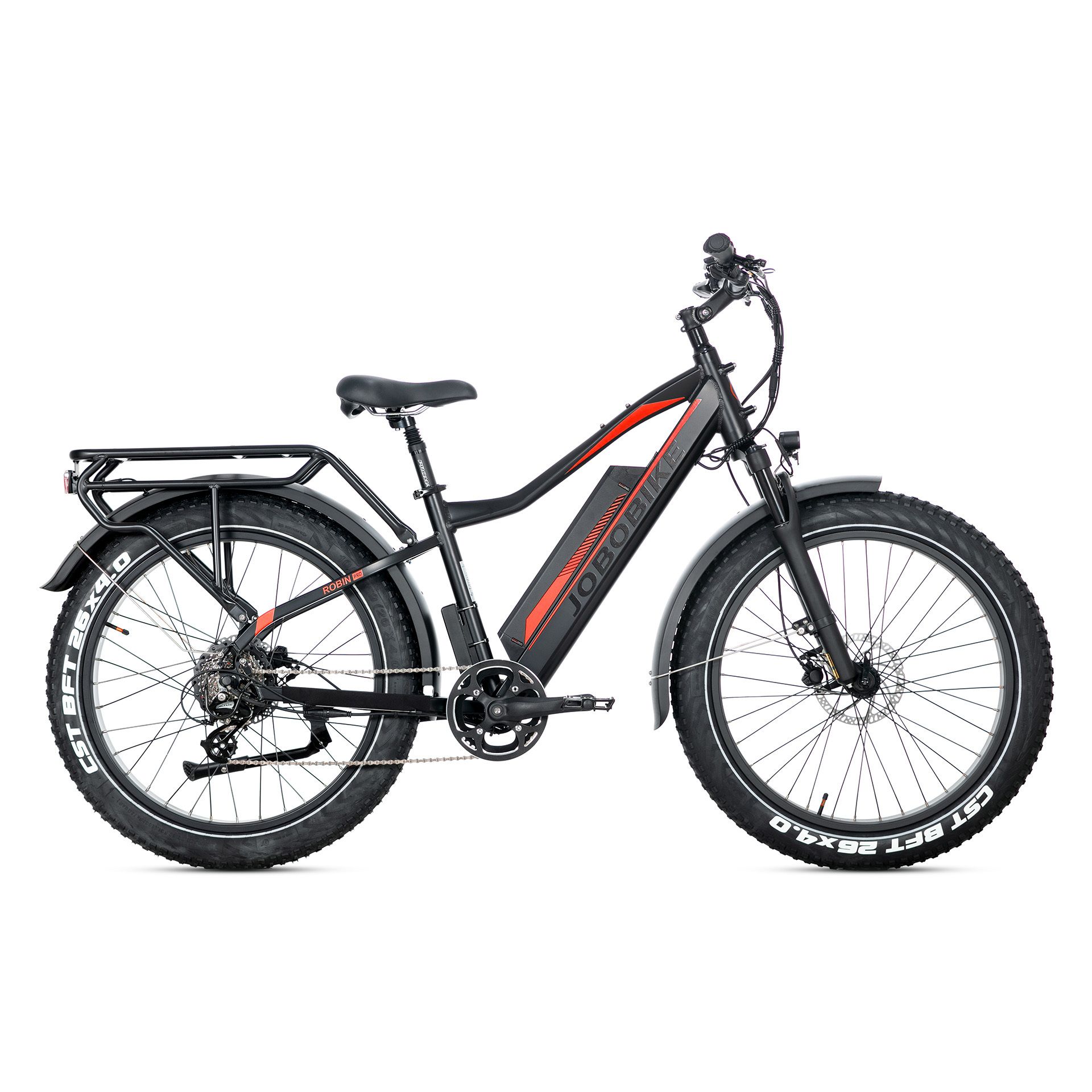 Schwarzes E-Mountainbike, Seitenansicht. Rote Akzente, breite Reifen, Gepäckträger. Sichtbar: Shimano-Schaltung, JOBOBIKE-Logo.