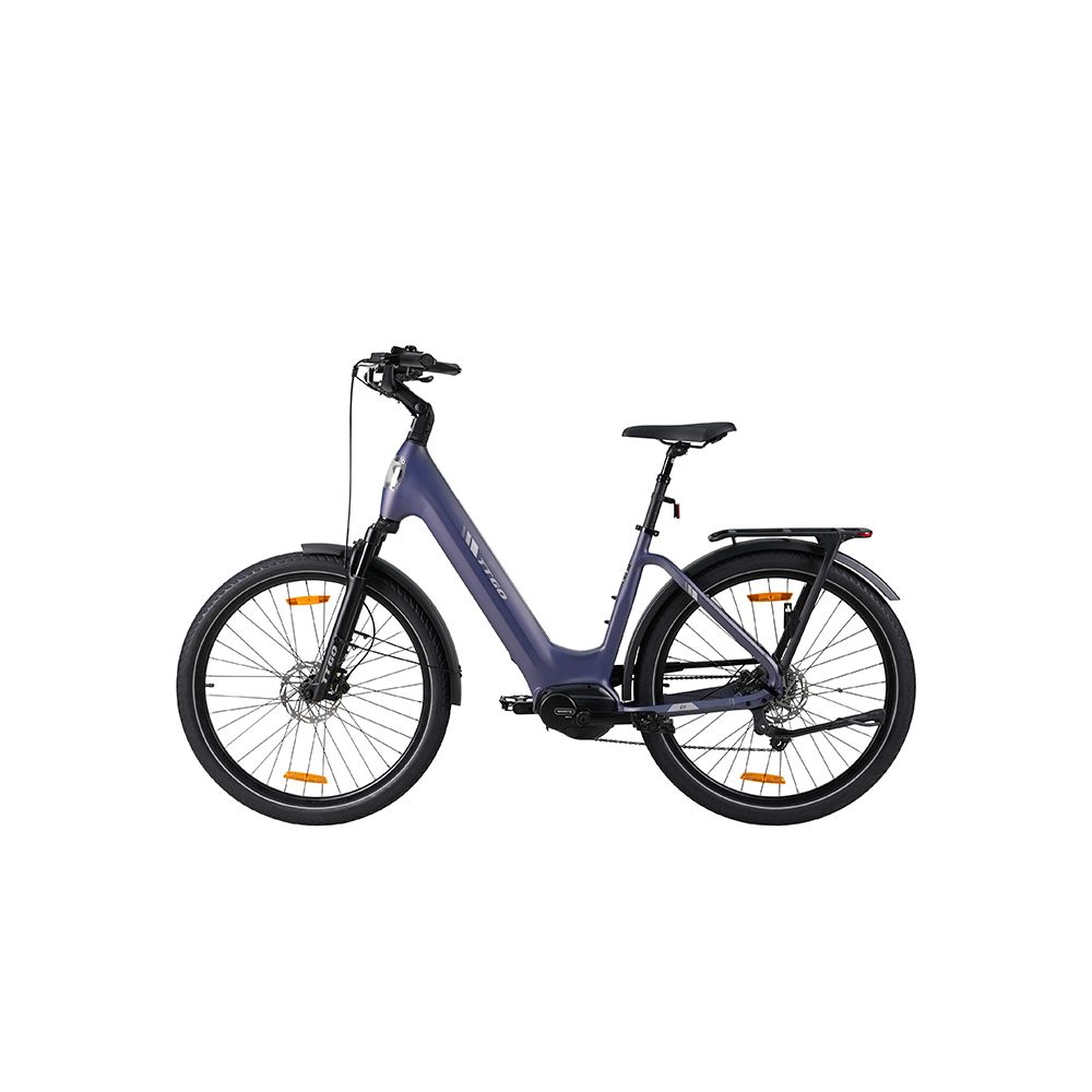 Dunkelblaues E-Bike mit schwarzem Rahmen, Schutzblechen und Gepäckträger. Räder mit orangefarbenen Reflektoren.