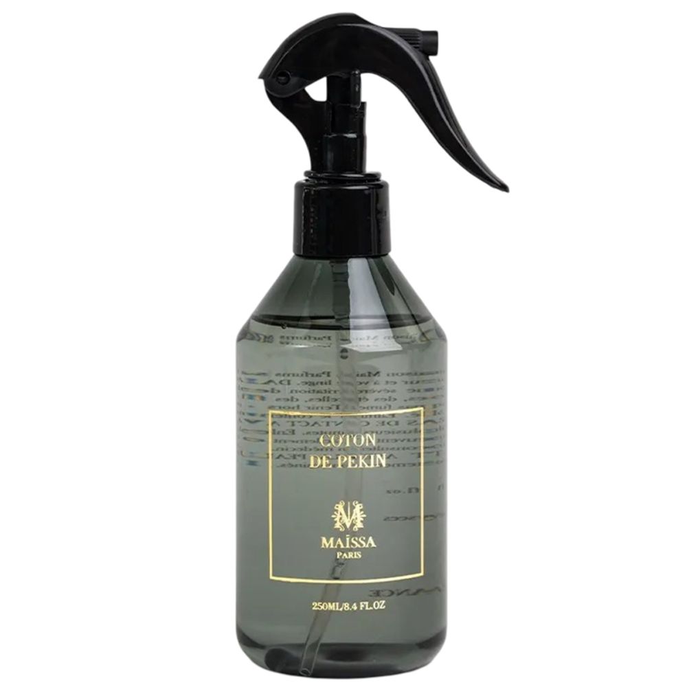 Graue Sprühflasche mit schwarzem Sprühkopf. Etikett mit Text und Logo.