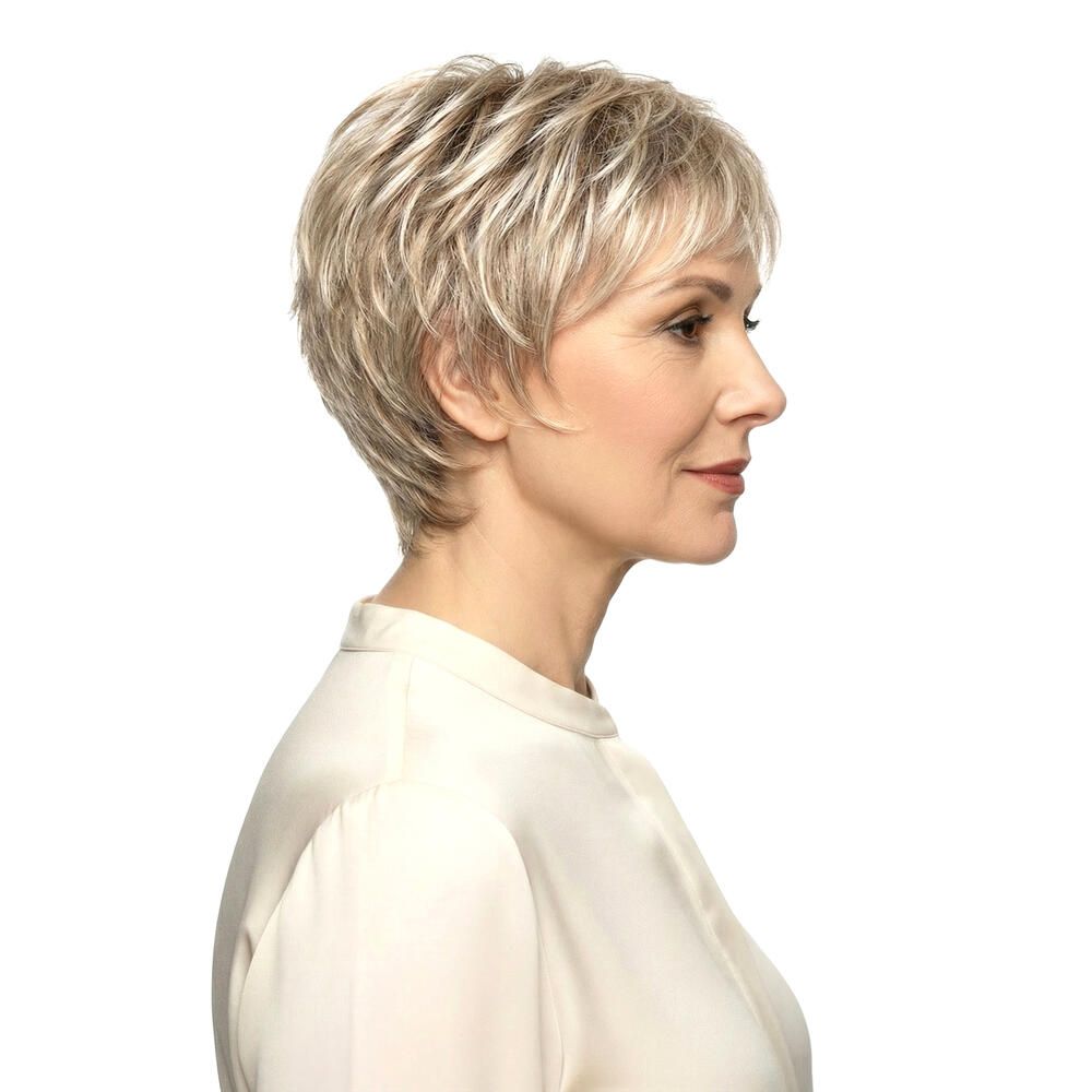 Kurzhaarperücke, blondiert, mit Pony. Frau mit Perücke, Seitenansicht. Helles Oberteil.
