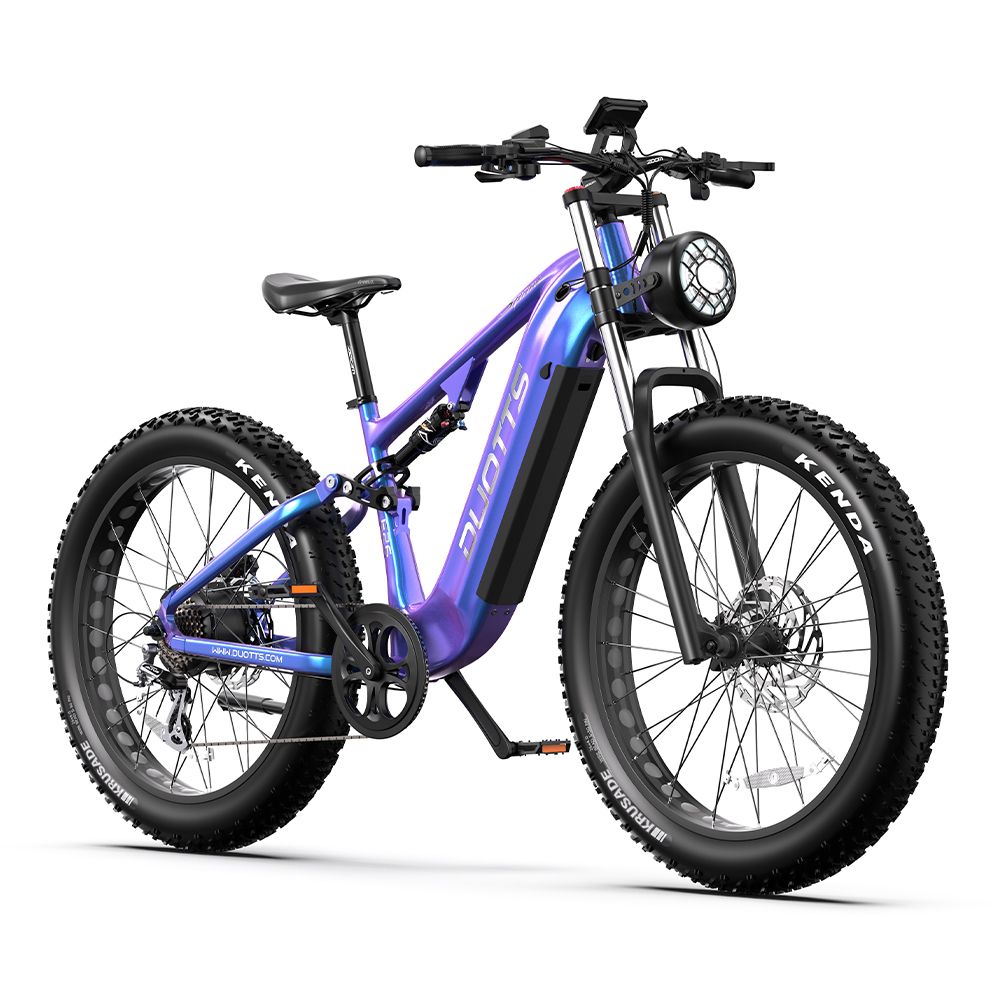 E-Mountainbike DUOTTS E26, blau-violett. Schwarze Reifen, DUOTTS-Logo. Scheinwerfer, Federung, Sattel. Kenda-Reifen.