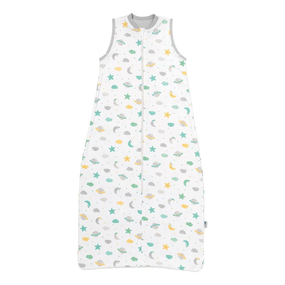 Baby-Sommerschlafsack, weiß mit Mond-, Stern- und Wolkenmuster. Reißverschluss vorne. Grauer Rand.