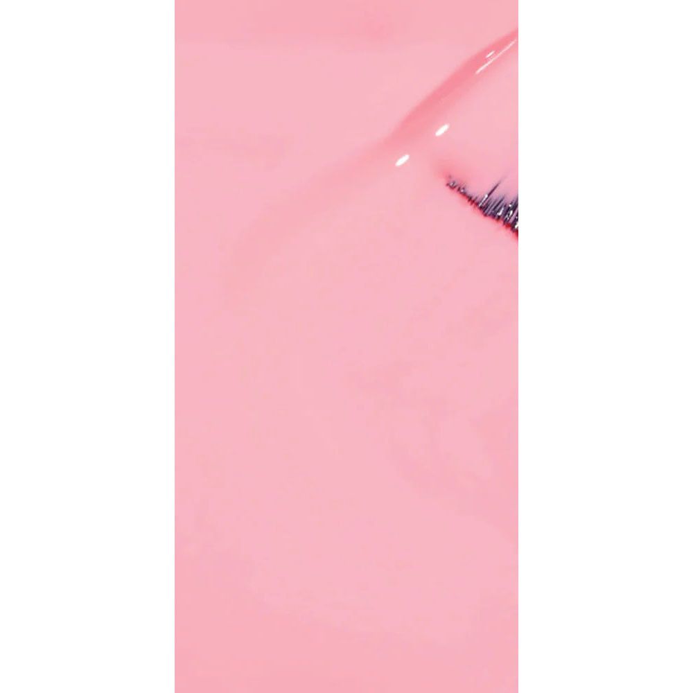 Rosa Nagellack mit Pinsel. Der Pinsel ist in den Lack getaucht und erzeugt einen glänzenden Effekt.