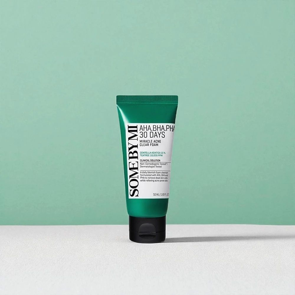 Grüne Tube mit schwarzem Deckel. Text: SOME BY MI, AHA.BHA.PHA 30 Days Miracle Acne Clear Foam. Aufschrift: 50 ml.