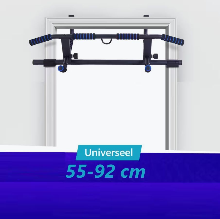 Schwarze Klimmzugstange mit blauen Griffen, an einem Türrahmen befestigt. Aufschrift: Universell 55-92 cm.