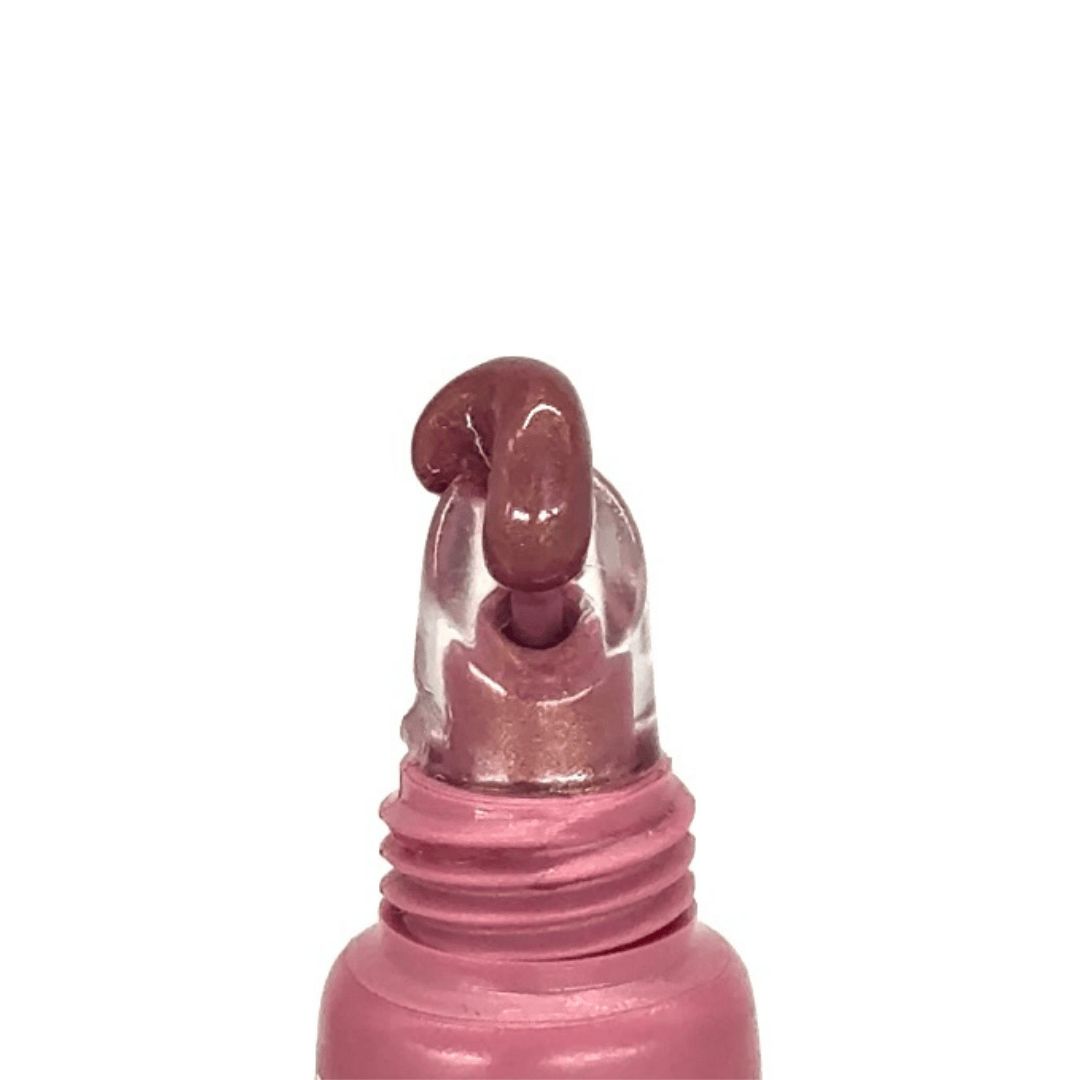 Nahaufnahme der Öffnung einer rosa Lippenplumper-Tube. Produkt sichtbar.
