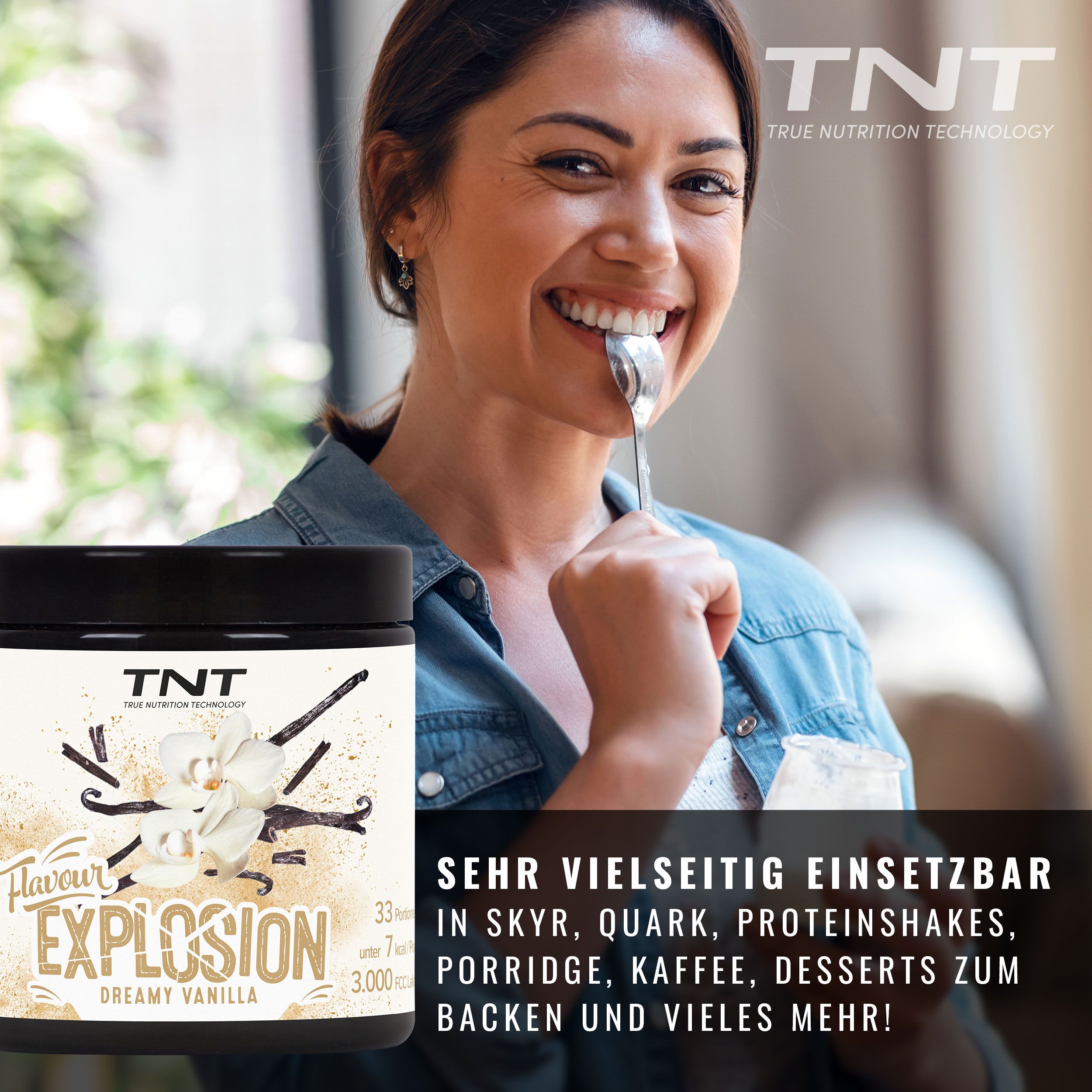 Frau isst Joghurt mit Erdbeeren und Müsli, daneben TNT Flavour Explosion Dose.