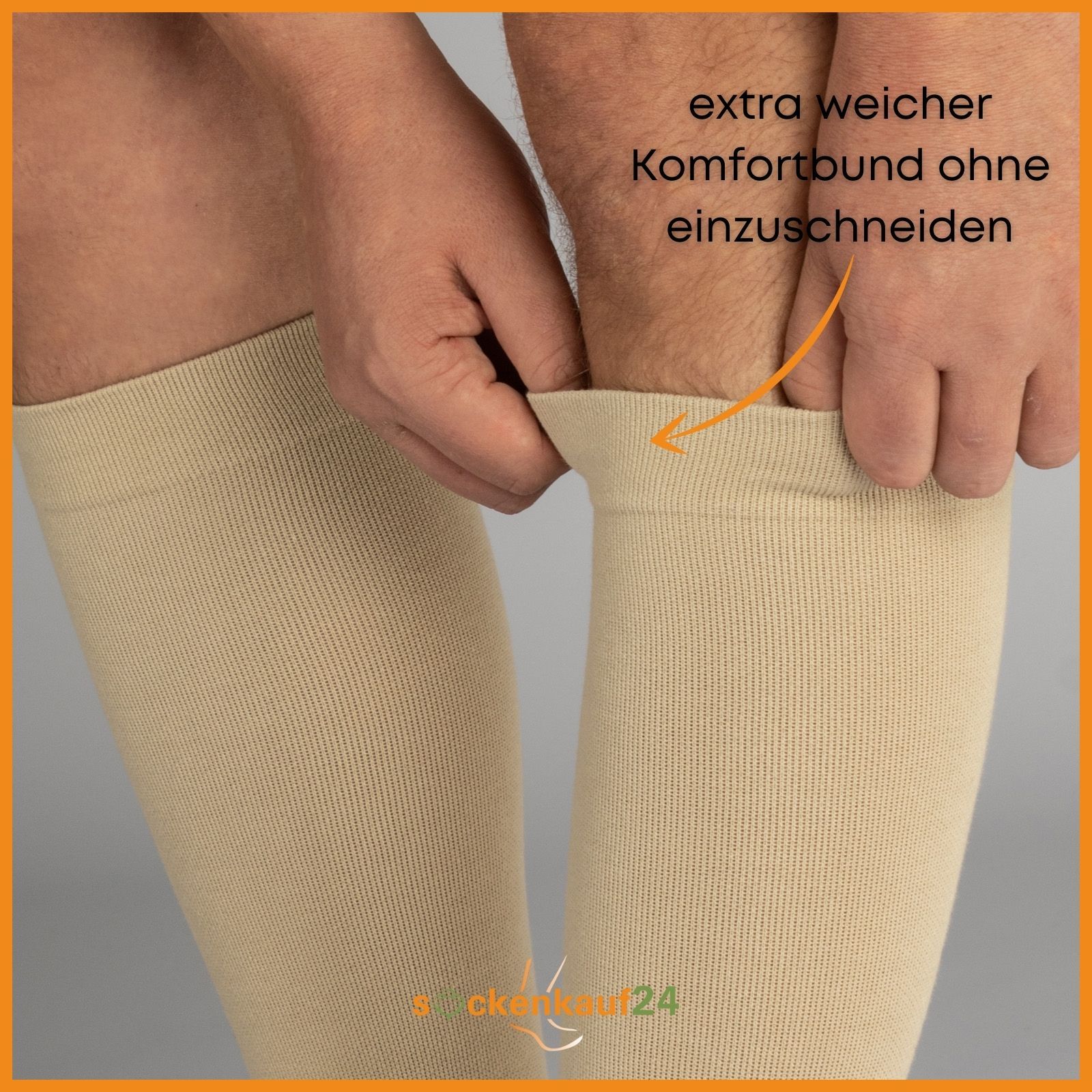 Nahaufnahme: Mann zieht den oberen Rand eines beigen Kompressionsstrumpfes hoch. Komfortbund ohne Einschnüren.