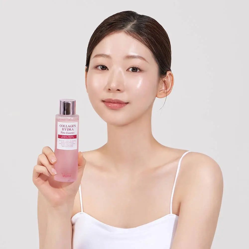 Frau hält eine Flasche "Collagen Hydra Fine Essence" mit rosa Flüssigkeit.