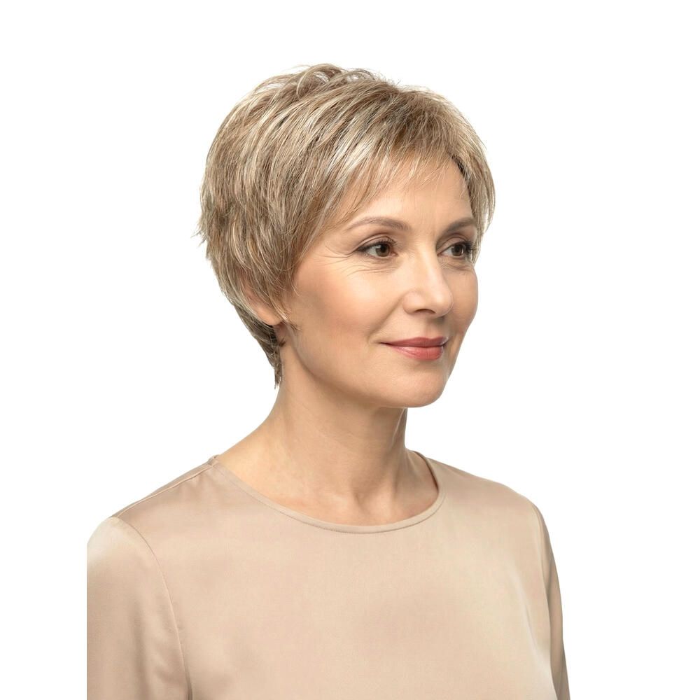 Kurzhaarperücke mit blonden Strähnen. Frau mit beigem Oberteil, leicht schräg.