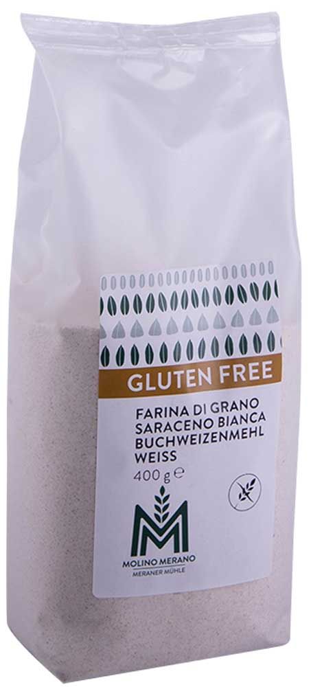 Weißes Mehl in einer transparenten Verpackung. Aufschrift: Gluten Free, Farina di Grano Saraceno Bianca, Buchweizenmehl Weiss, 400g. Logo.
