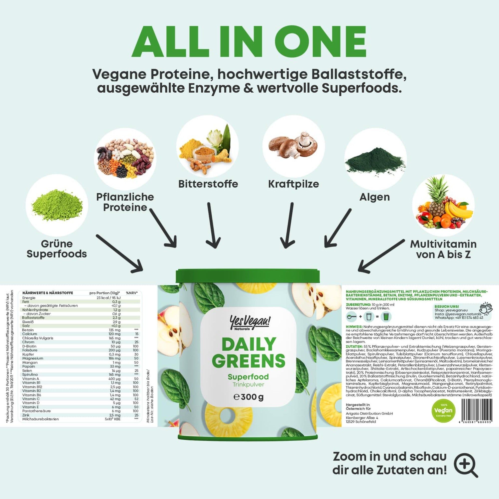 Grünes Pulver in Schale, daneben ein Glas grünes Getränk und eine Dose 'Daily Greens Superfood' 300g.