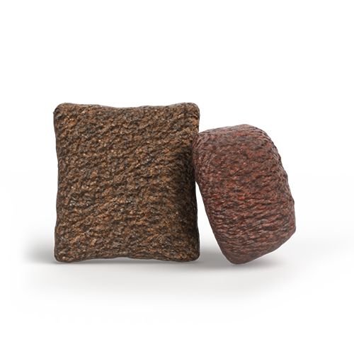 Zwei stückförmige Kroketten für Hunde, eine quadratisch, die andere abgerundet.