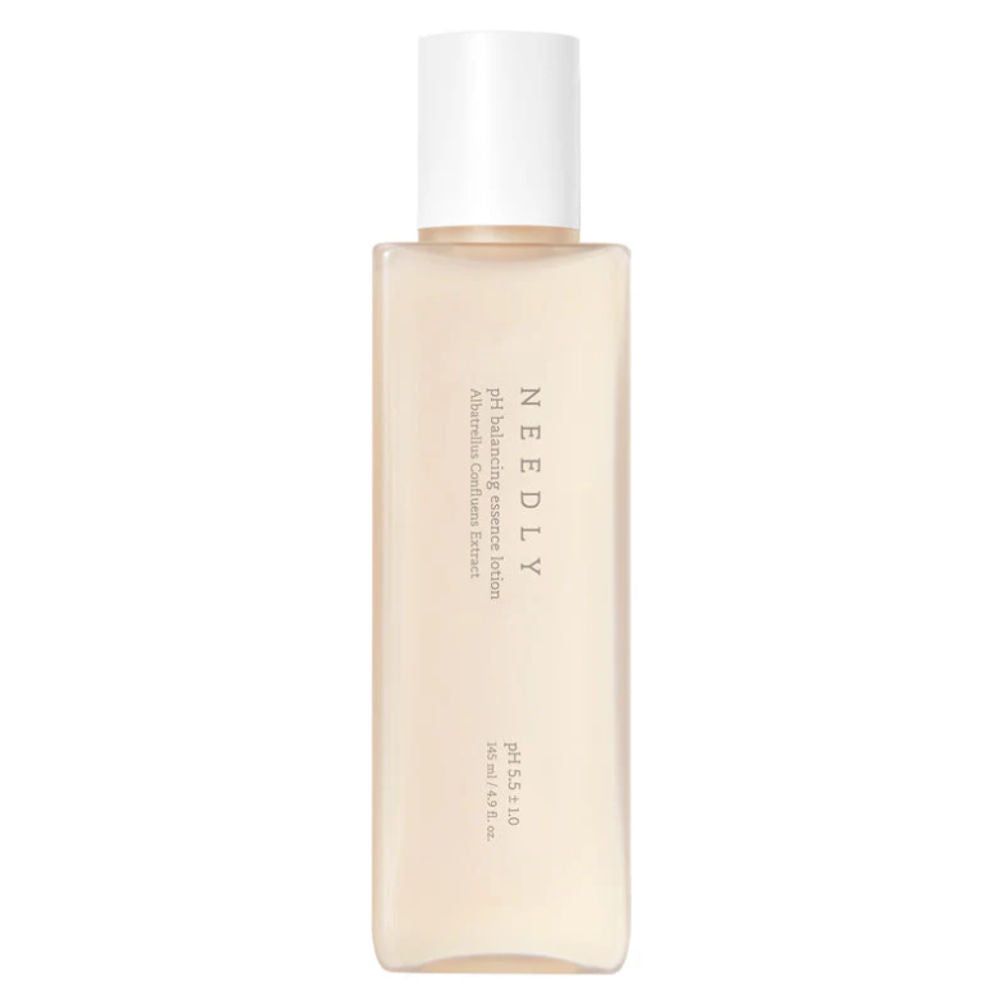 Eine Flasche mit weißem Deckel. Aufschrift: NEEDLY pH Balancing Essence Lotion. Fassungsvermögen: 150 ml.