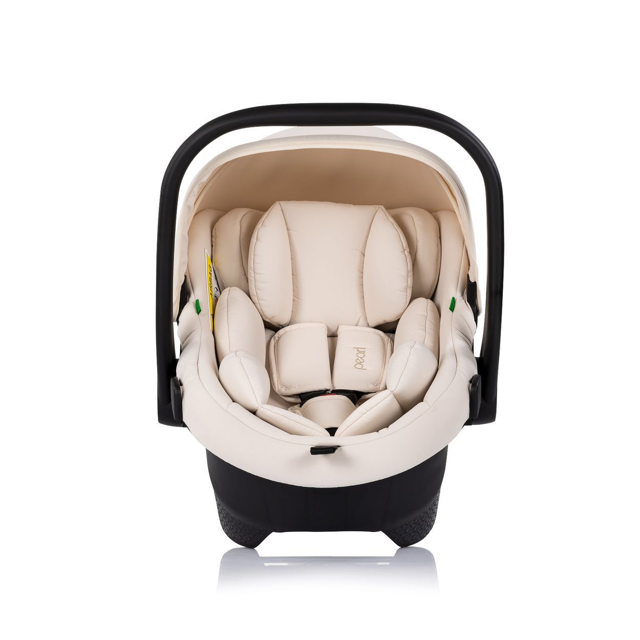 Baby-Autositz in Creme mit schwarzem Gestell und Sitzverkleinerer.