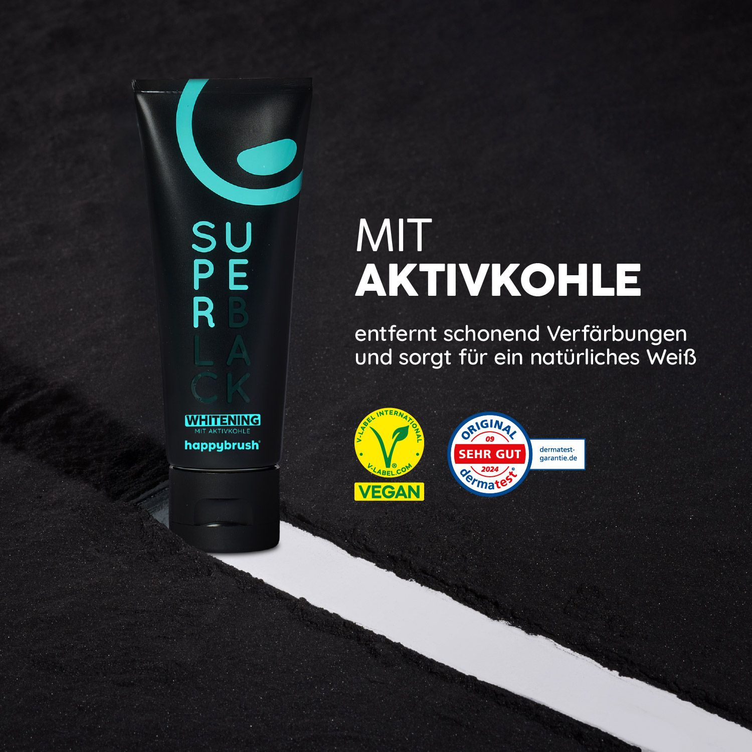 Schwarze Zahnpasta-Tube mit Aufschrift Super Black Whitening. Vegan- und Dermatest-Siegel.