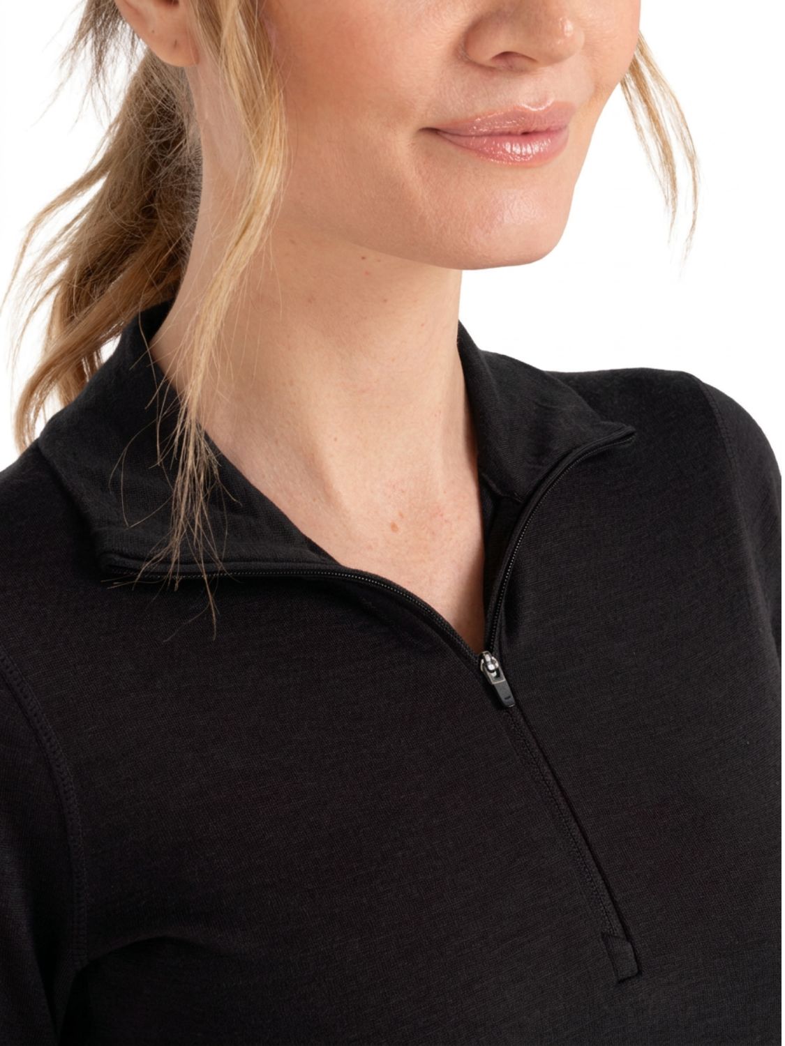 Nahaufnahme des Kragens und Reißverschlusses eines schwarzen Damen-Merino-Pullovers.